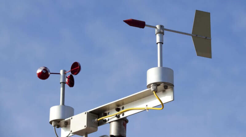 Anemômetro instalado em uma propriedade residencial, captando dados de velocidade do vento(1)