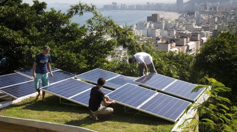 Técnicos instalando placas solares em um telhado com ferramentas especializadas