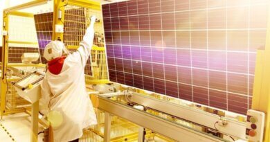 Uma fábrica de painéis solares em operação, destacando o processo de produção intensivo em energia.