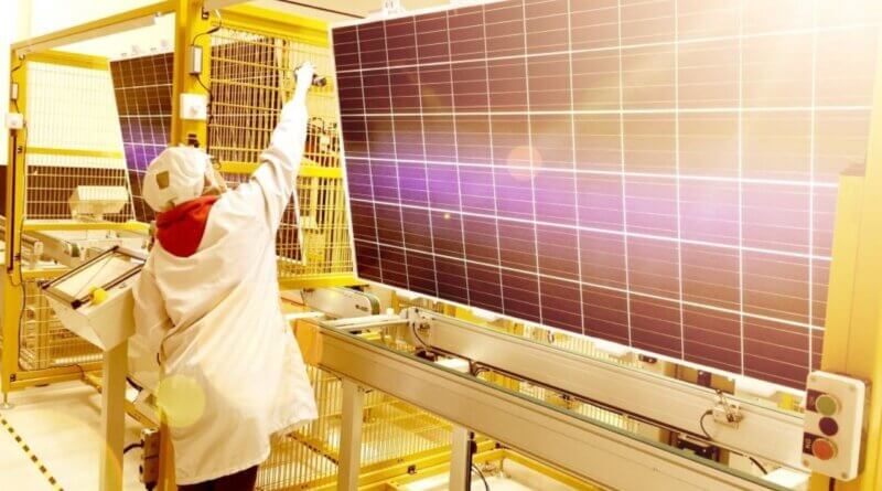 Uma fábrica de painéis solares em operação, destacando o processo de produção intensivo em energia.